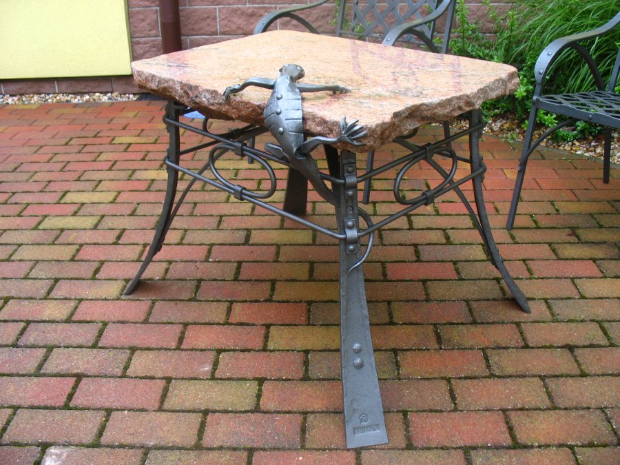 Kovaný zahradní stolek s ještěrkou